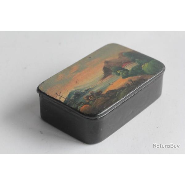 Boite � priser papier m�ch� laqu� peint paysage XIXe si�cle
