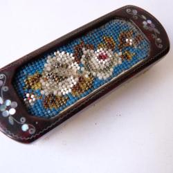 Petite brosse en sablés de perles de verre polychromes