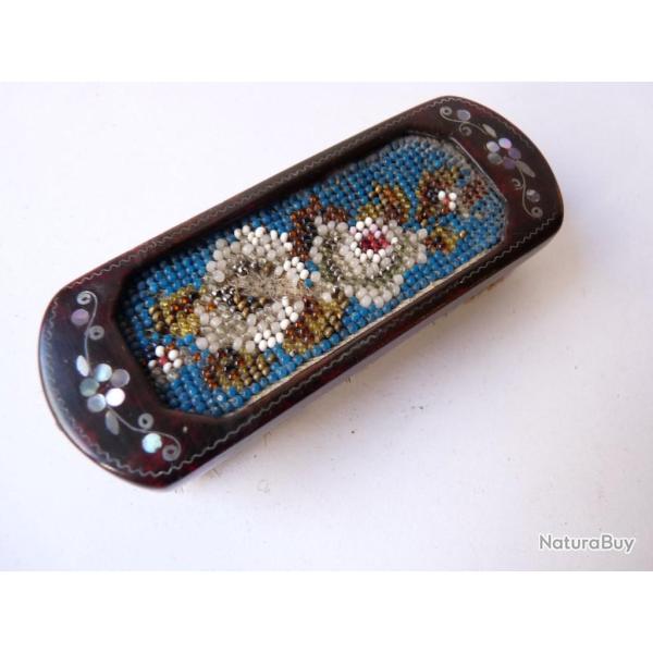 Petite brosse en sabl�s de perles de verre polychromes