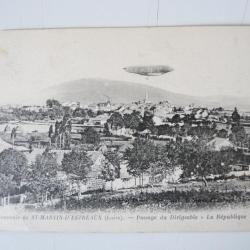 CPA 42 ST-MARTIN-D'ESTREAU - Passage du dirigeable La république.