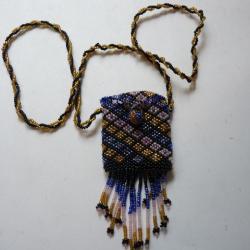 Bourse en sablés de perles de verre polychromes