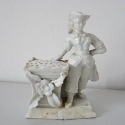 Saupoudreuse personnage porcelaine XVIIIe siècle