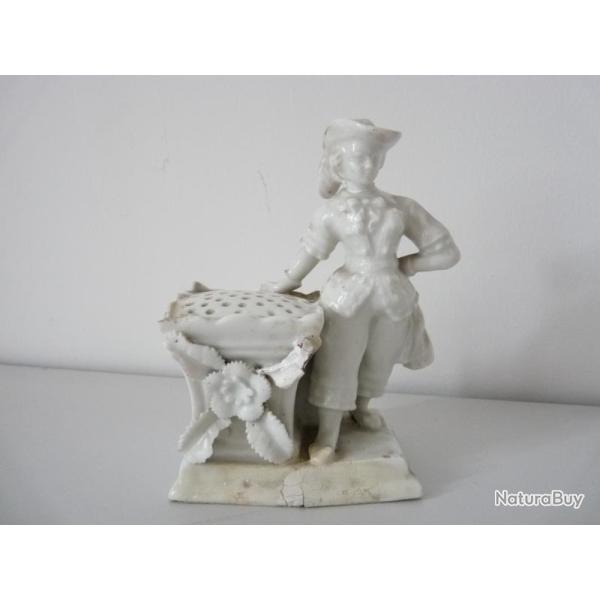 Saupoudreuse personnage porcelaine XVIIIe si�cle