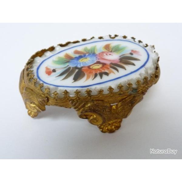 Petit pr�sentoir poup�e porcelaine jouets antiquit�