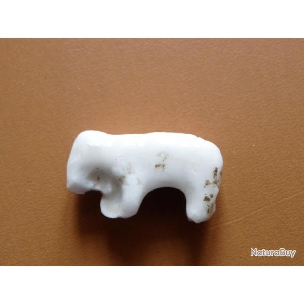 Ancienne f�ve en porcelaine