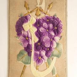 CPA illustr&eacute;e Fleur d&eacute;cor Violettes feutrine et broderie Carte Postale