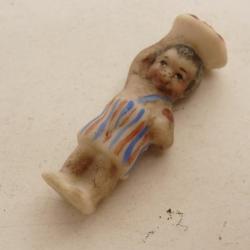 Ancienne f&egrave;ve en porcelaine