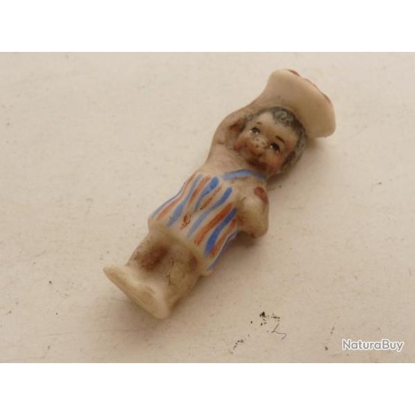 Ancienne f�ve en porcelaine
