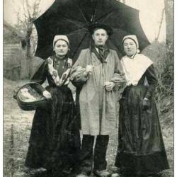 CPA Au pays du Berry Entre deux feux Guerre Costume traditionnel 1915 Comptine