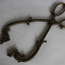 Pince a braise ancienne aux Dauphins Art populaire