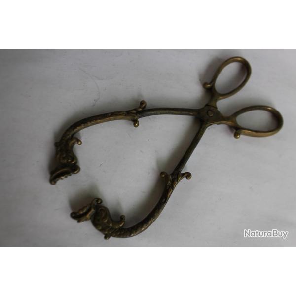 Pince a braise ancienne aux Dauphins Art populaire