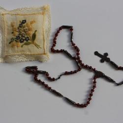 Chapelet d'enfant ancien perles de verre et acier + broderie religion