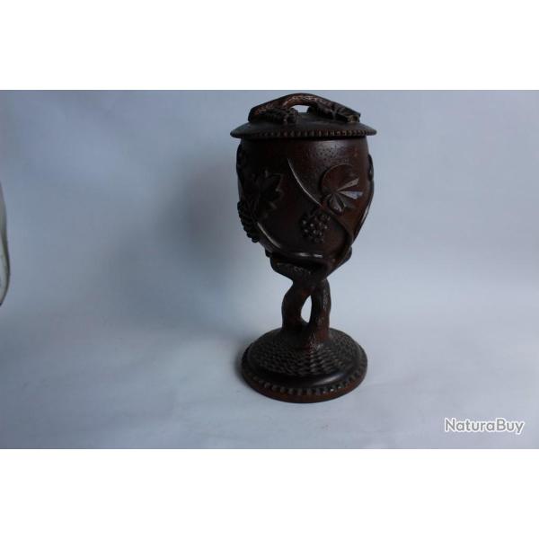 Coupe couverte en bois Art populaire XIXe si�cle vignes