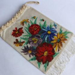 Sac à main en perlé de verre et soie Antiquités