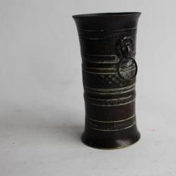 Petit vase antique bronze orné de deux mufles de lion