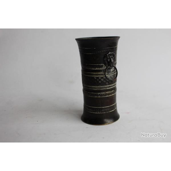 Petit vase antique bronze orn� de deux mufles de lion