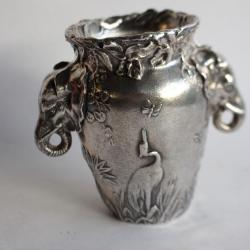 Vase aux éléphants Art nouveau argenté