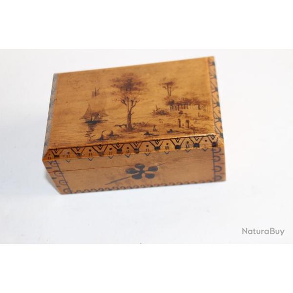 Boite a timbres bois peint lac Leman Suisse Art populaire philat�lie