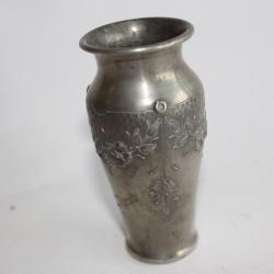 Petit vase 1900 étain repoussé