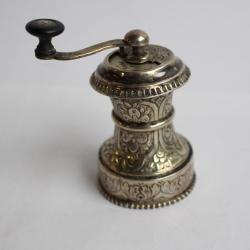 Ancien moulin &agrave; poivre a manivelle argent massif