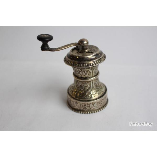 Ancien moulin � poivre a manivelle argent massif