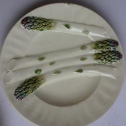 Assiette &agrave; asperges barbotine G.K. Lun&eacute;ville