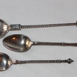 Trois anciennes cuillères de collections argent