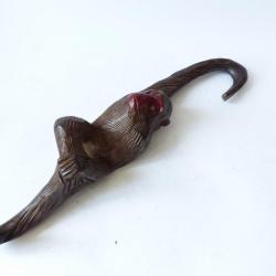Porte manteau en bois sculpt&eacute; singe Art populaire Suisse Brienz