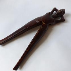 Casse noix bois &eacute;rotique Art populaire cuisine