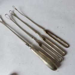 Lot de quatre Curettes ut&eacute;rines tranchantes instruments de m&eacute;decine