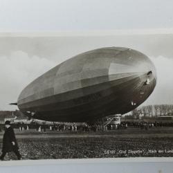 CPA dirigeable Graf Zeppelin apr&egrave;s l'atterrissage