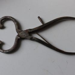 Paire de pinces &agrave; sucre en acier XIXe cuisine