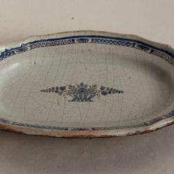 Plat cul noir faïence Rouen panier fleuri XVIIIe siècle