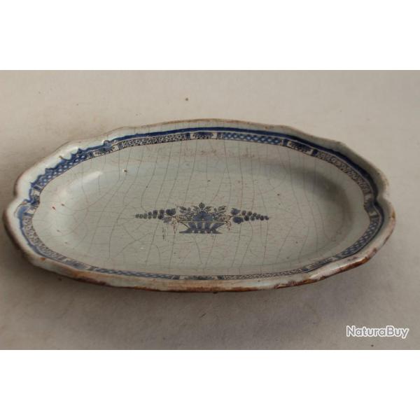 Plat cul noir fa�ence Rouen panier fleuri XVIIIe si�cle