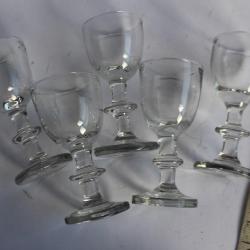 Cinq verres de poupée