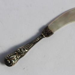 Couteau  de service miniature de poupée argent nacre