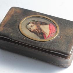 Ancienne boite à priser corne peinture miniature du Christ sous verre