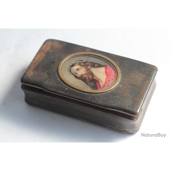 Ancienne boite � priser corne peinture miniature du Christ sous verre