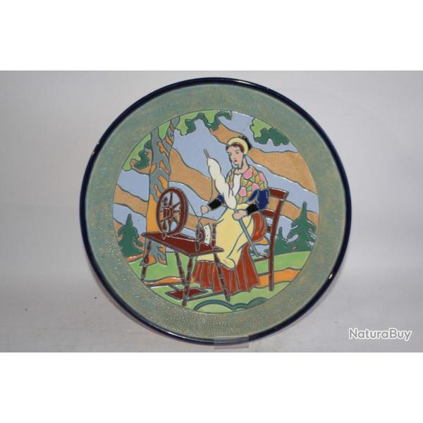 Assiette fa�ence �maill� Fileuse de laine Amphora Tch�coslovaquie