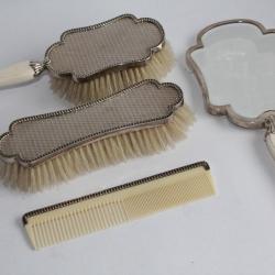 N&eacute;cessaire de toilette argent brosse peigne miroir