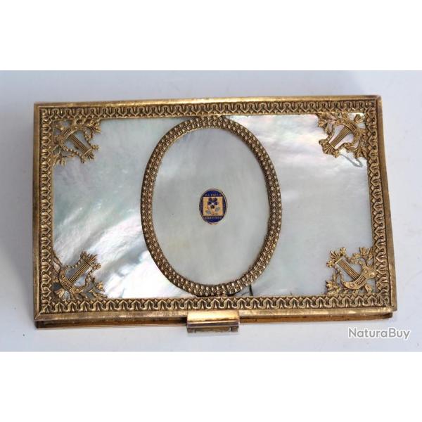 Boite minaudi�re pomponne nacre style Louis XVI