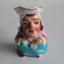 Pot &agrave; cr&egrave;me porcelaine figuratif Toby Jug