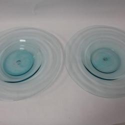 Deux assiettes verre souffl&eacute; bleu design 33 cm