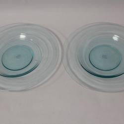 Deux assiettes verre souffl&eacute; bleu design 26 cm