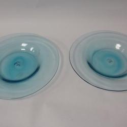 Deux assiettes verre souffl&eacute; bleu design 29 cm