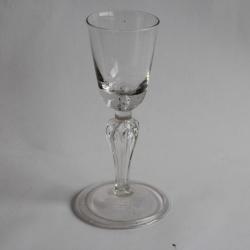 Verre &agrave; pied souffl&eacute; XVIIIe si&egrave;cle