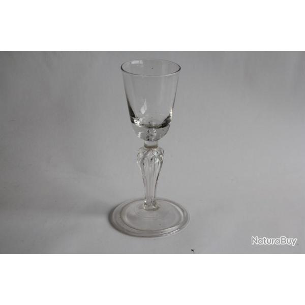Verre � pied souffl� XVIIIe si�cle