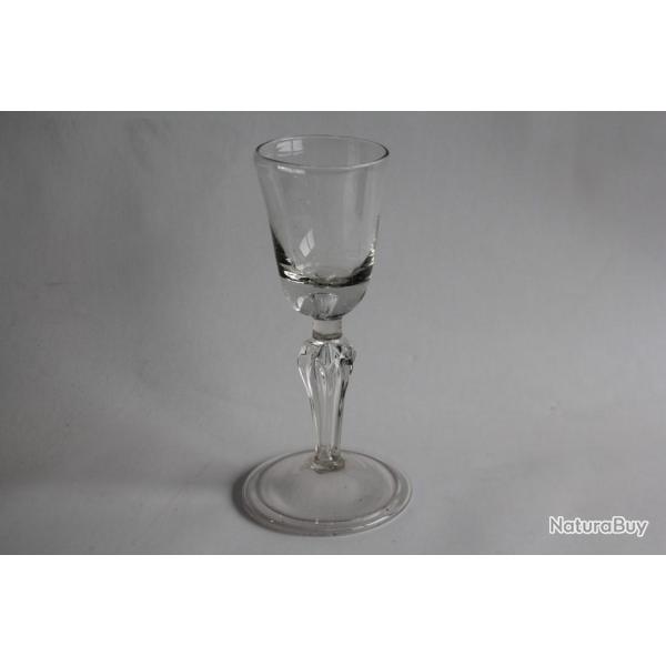 Verre � pied souffl� XVIIIe si�cle