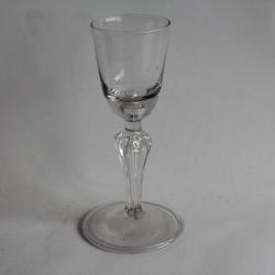Verre &agrave; pied souffl&eacute; XVIIIe si&egrave;cle