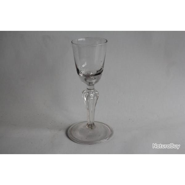 Verre � pied souffl� XVIIIe si�cle
